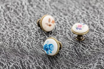 Möbelknopf J4, Zamak und Porzellan, Oberfläche: Altmessing, Motiv: blue rose