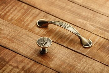 Möbelgriff ARDEA, Bohrlochabstand 96 mm Oberfläche - Altmessing gebürstet